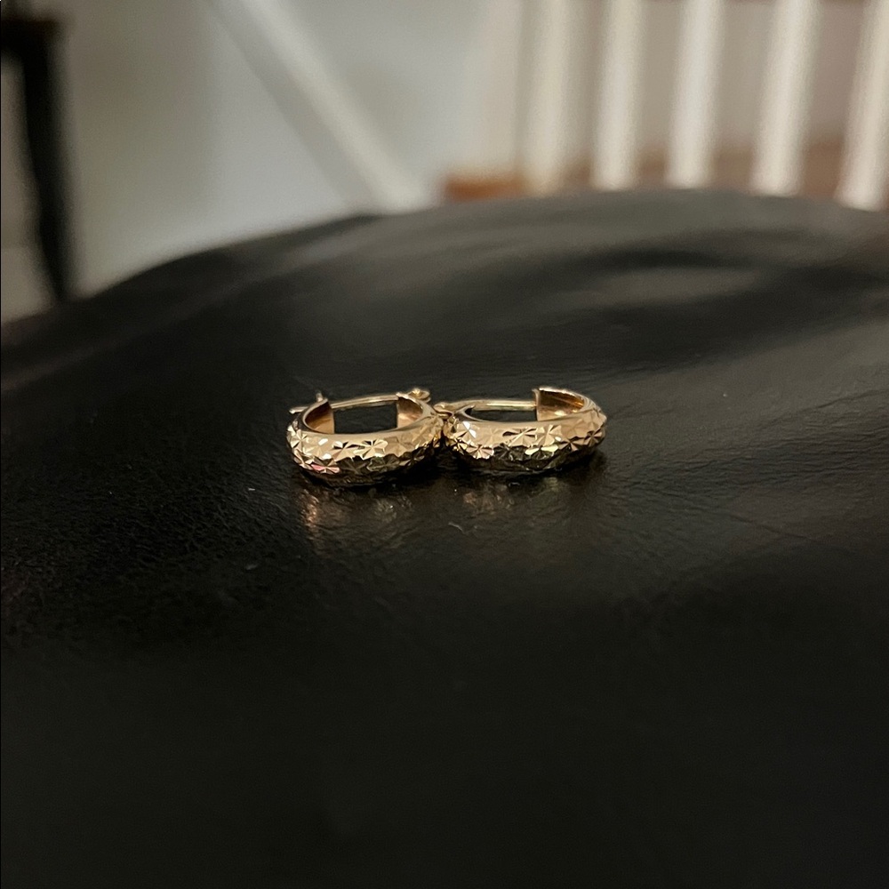 Elegant 14k Gold Small Hoop Earrings - Picture 4 of 7